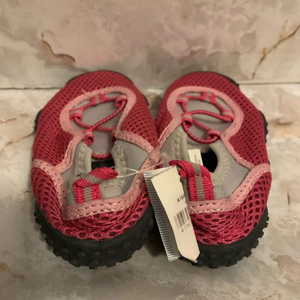 Old Navy 8 toddler water shoe slip on slipper grip beach pool gray pink stretch